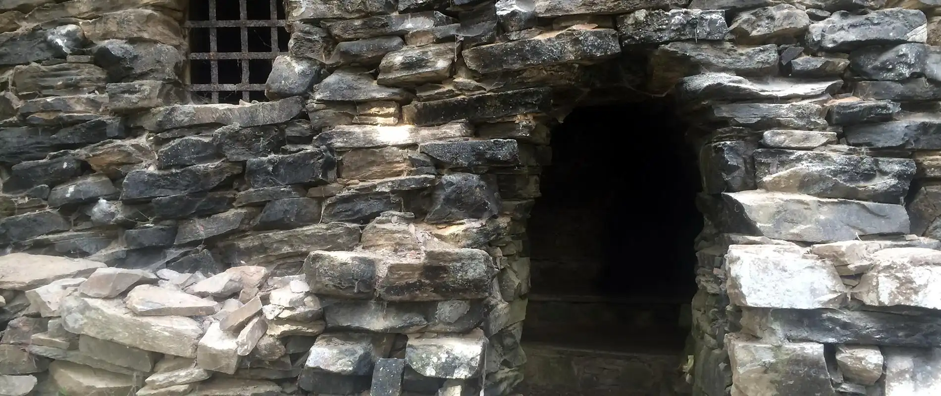 Grotte et village fortifié de Brando